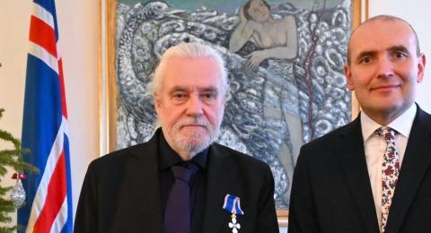 Vilmundur Guðnason ásamt Guðna Th. Jóhannessyni, forseta Íslands, við afhendingu riddarakross hinnar íslensku fálkaorðu.